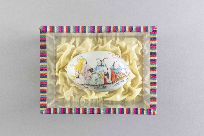 Cáscara de huevo pintada. China. Ca. 1957