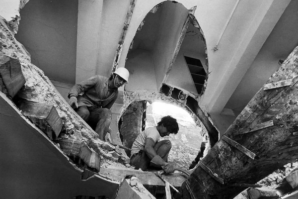 Gordon-Matta-Clark-Conical-Interest-1975.bmp Gordon-Matta-Clark-Conical-Interest-1975.bmp