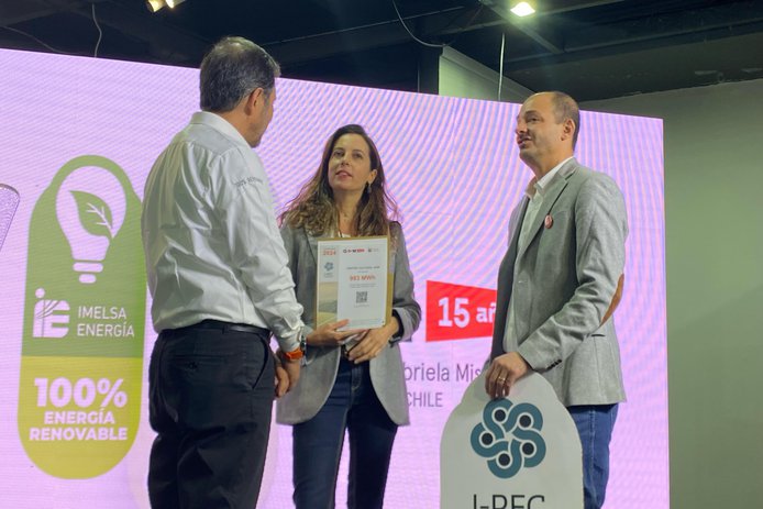 Alejandra Martí, directora ejecutiva GAM durante la entrega del sello.