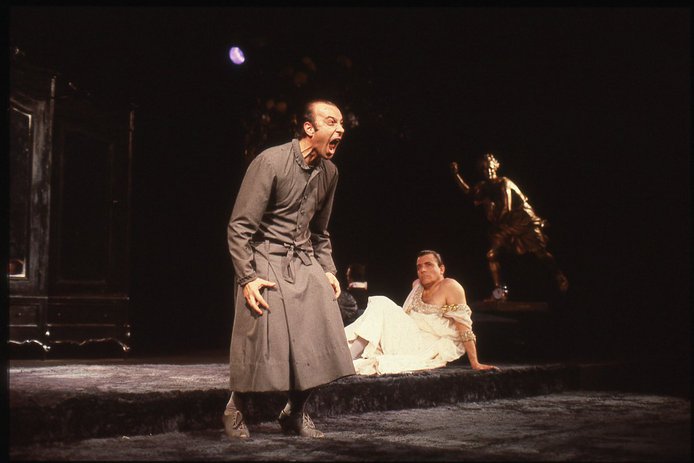 Las sirvientas / Autor: Jean Genet/ Compañía Teatro El Conventillo/ Dirección: Eugenio Guzmán/ Vestuario: Alejandro Sieveking/ Sala El Conventillo/ 1985. En escena: Tomás Vidiella/ Fotografía: Jorge Brantmayer/ Fuente: Archivo de la Escena Teatral UC