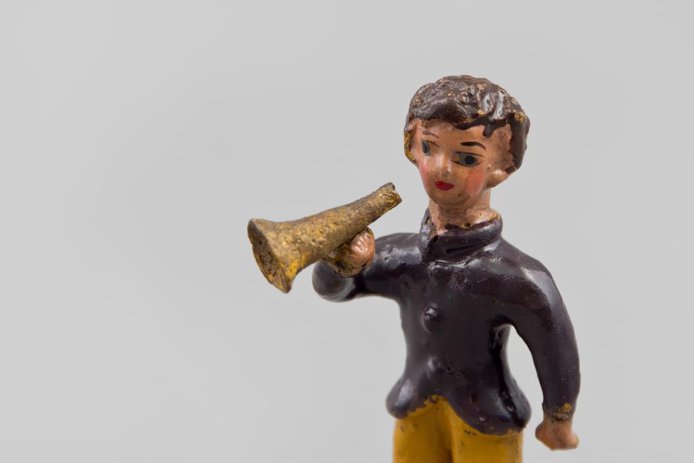 Niño con cometa (figurilla) Sara Gutiérrez. Primera mitad del siglo XX Independencia, Región Metropolitana